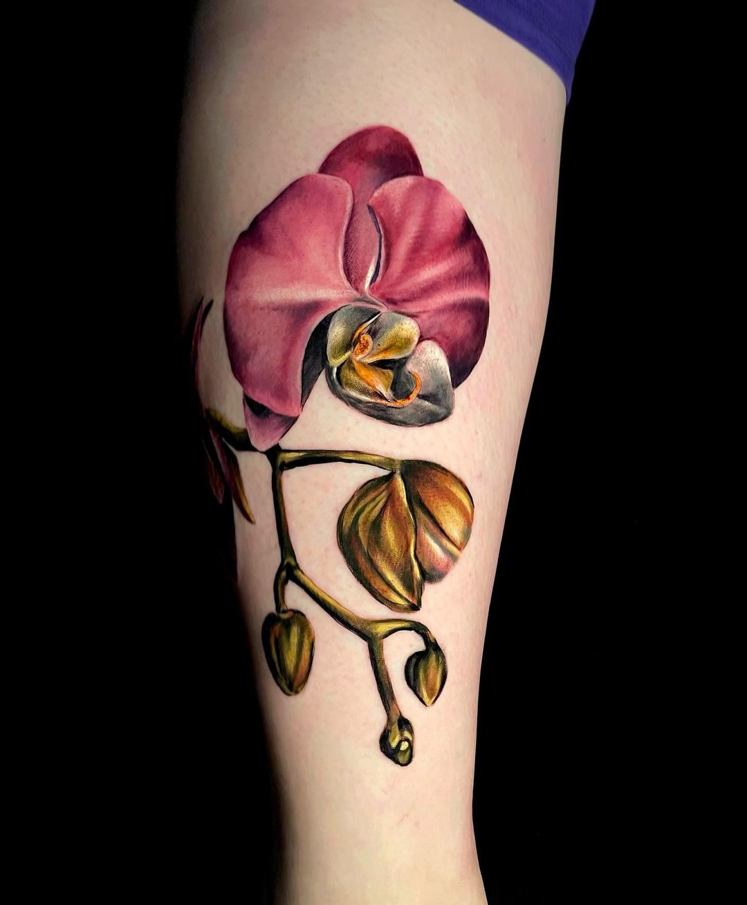 Diseño de tatuaje de orquídea rosa brillante.