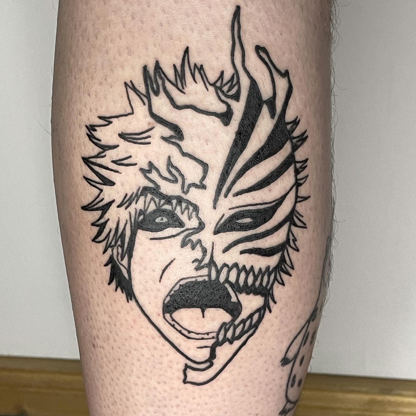 Diseño de tatuaje negro de Ichigo en forma de hueco
