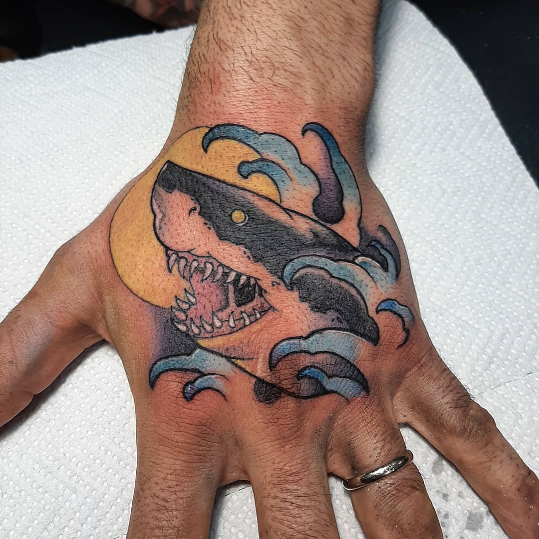 Diseño de tiburón en la mano.