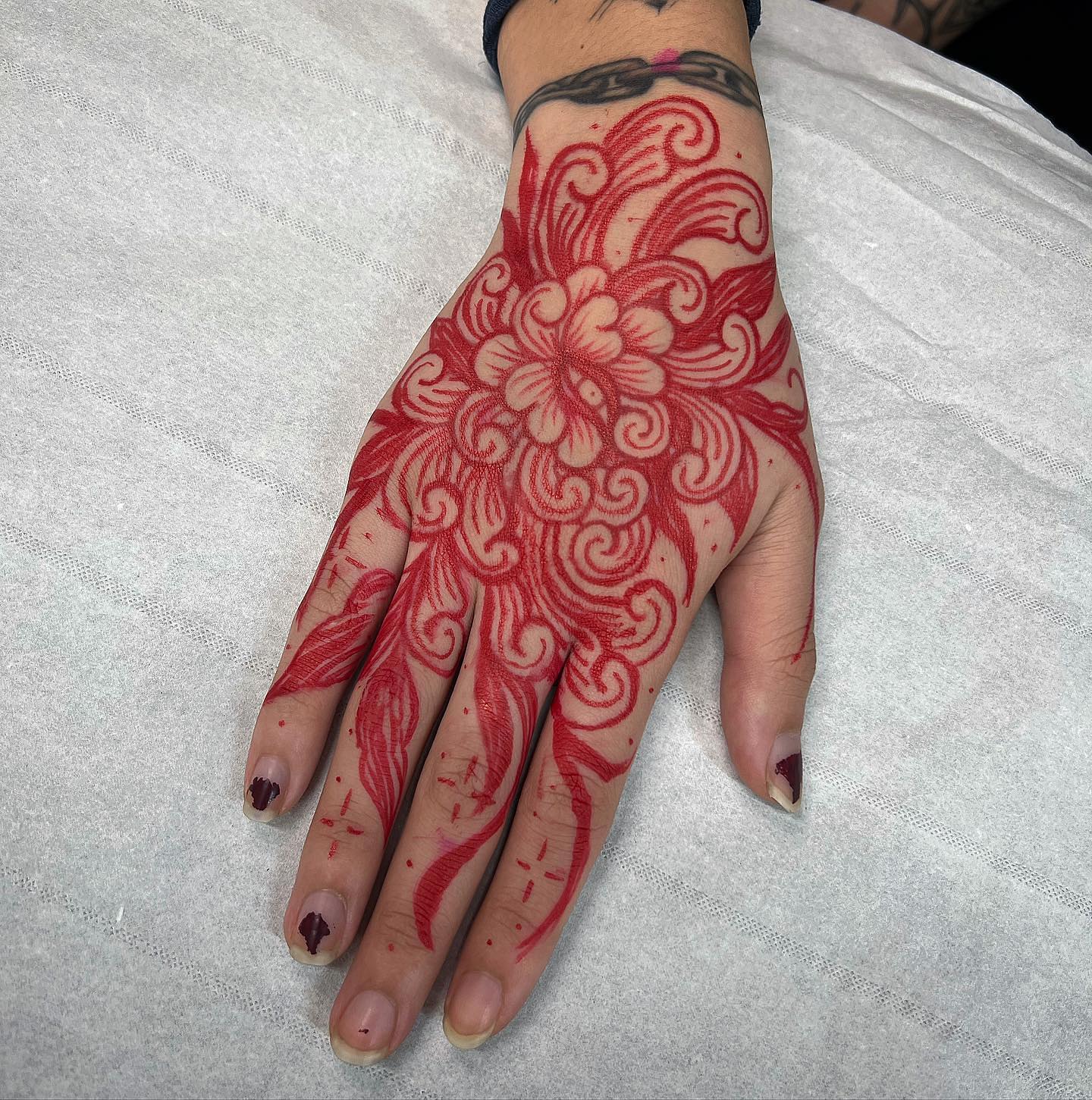 Flor Roja Tatuada a Mano con Tinta
