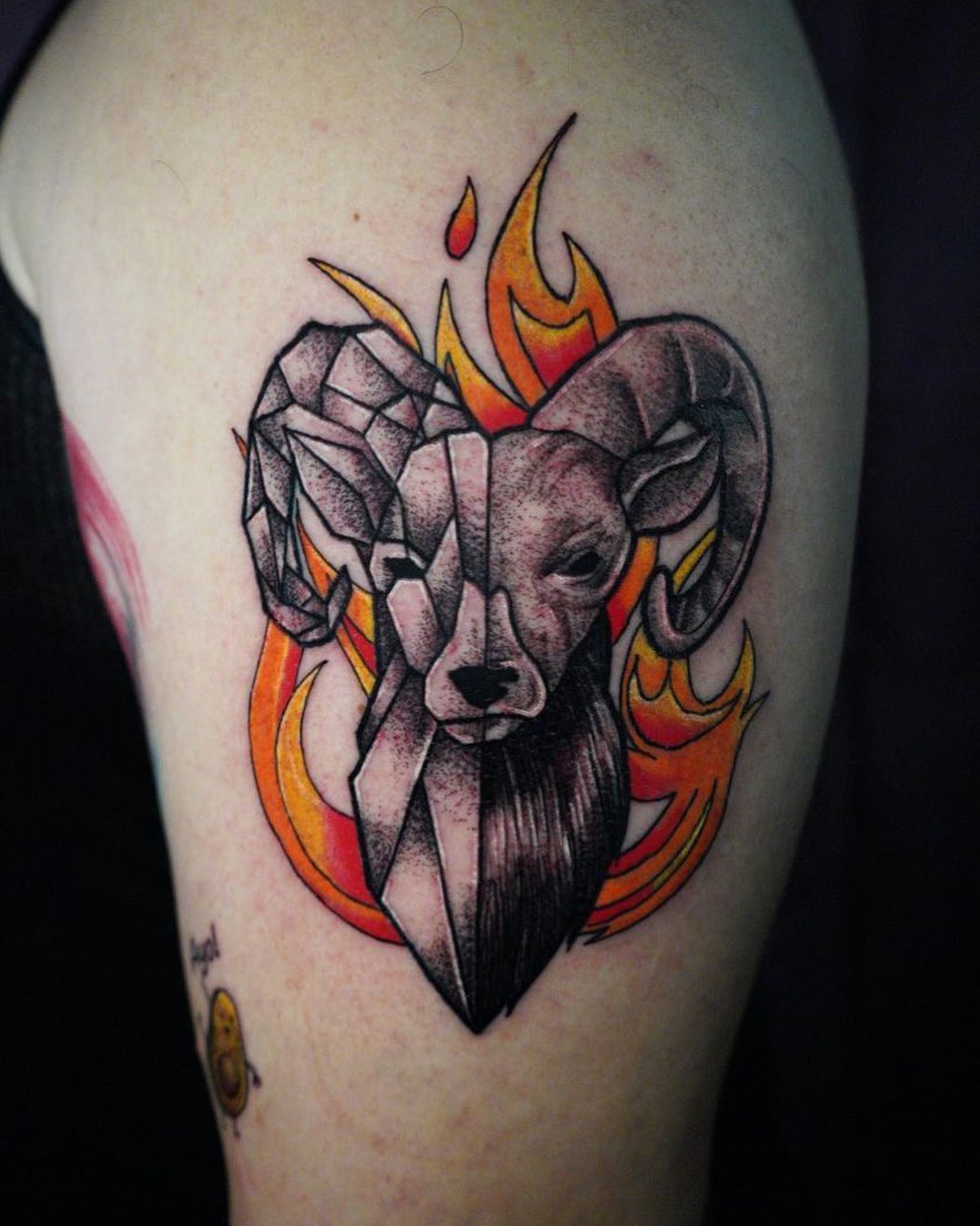 Fuego alrededor del tatuaje de Aries.