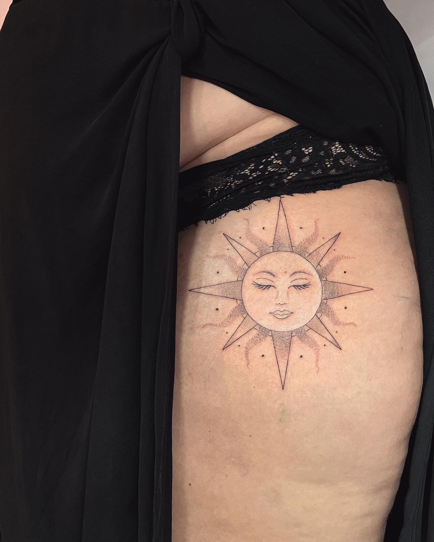 Impresión de sol Tatuaje de cadera.