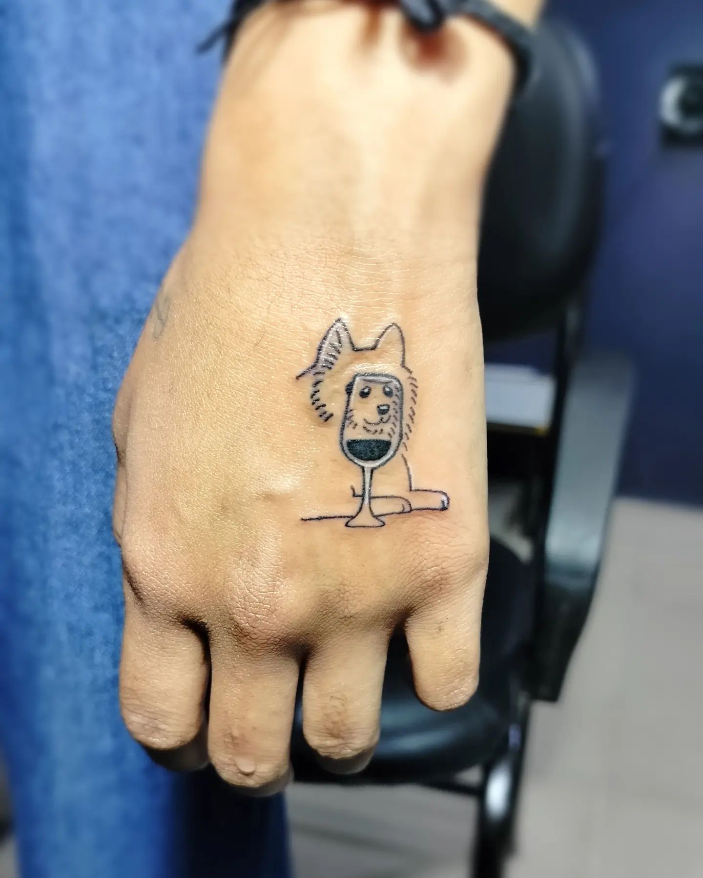 Lindo tatuaje de mano de perro