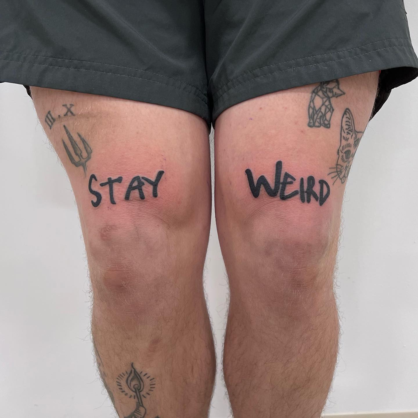Mantente raro Tatuaje por encima de la rodilla.