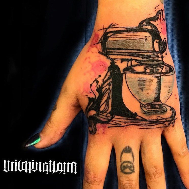 Mezcladora Tatuaje en la mano
