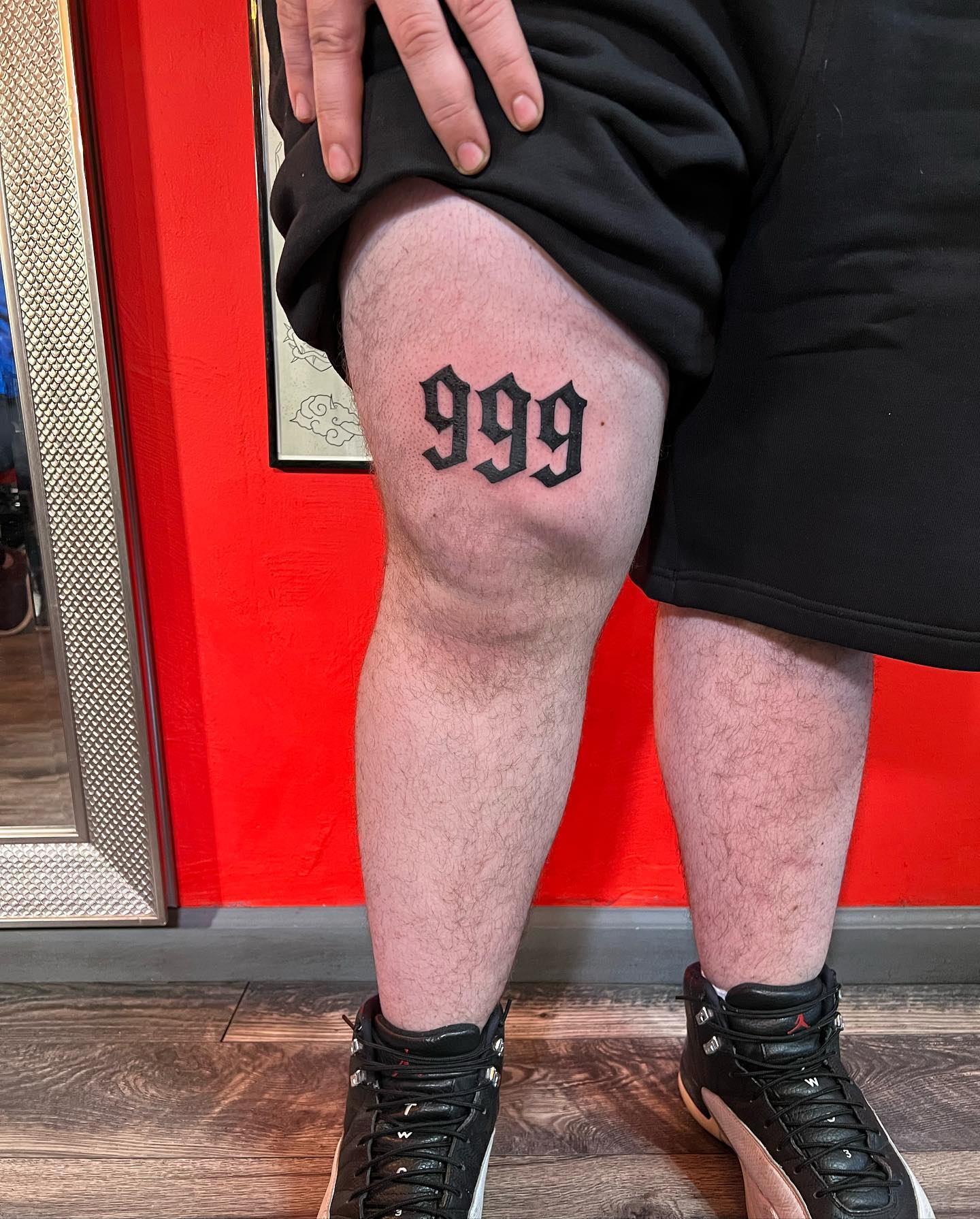 Número Tatuado Sobre La Rodilla