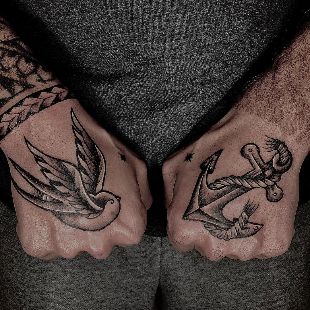 Tatuaje de ancla en la mano.