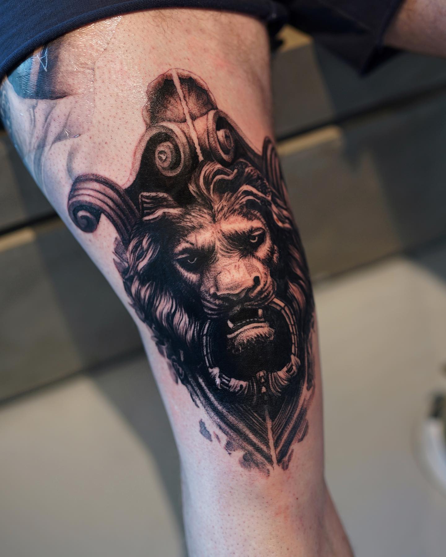 Tatuaje de animal por encima de la rodilla.