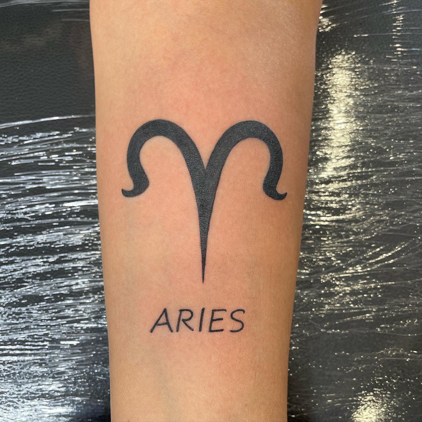 Tatuaje de Aries en el brazo