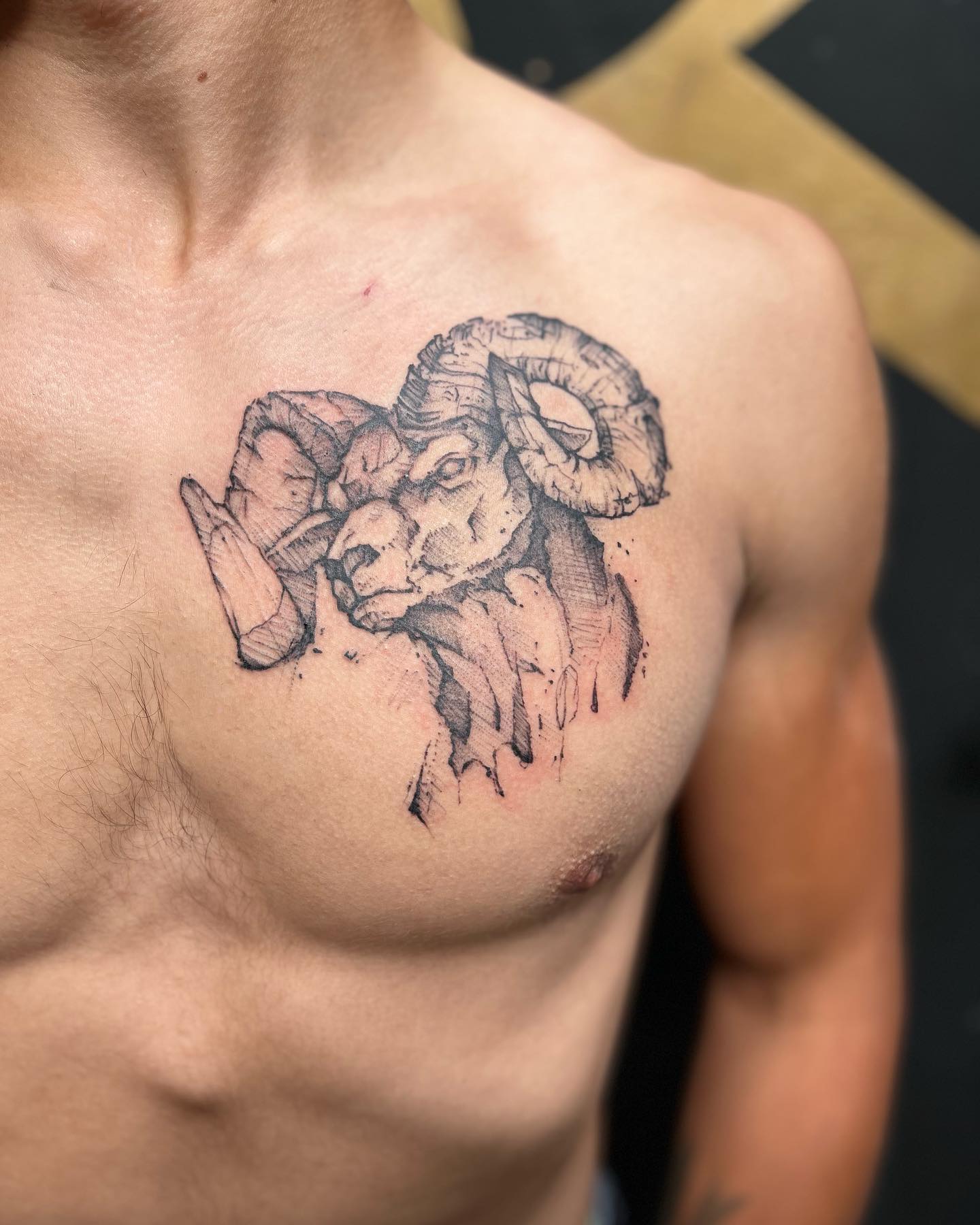 Tatuaje de Aries en el pecho genial para hombres.