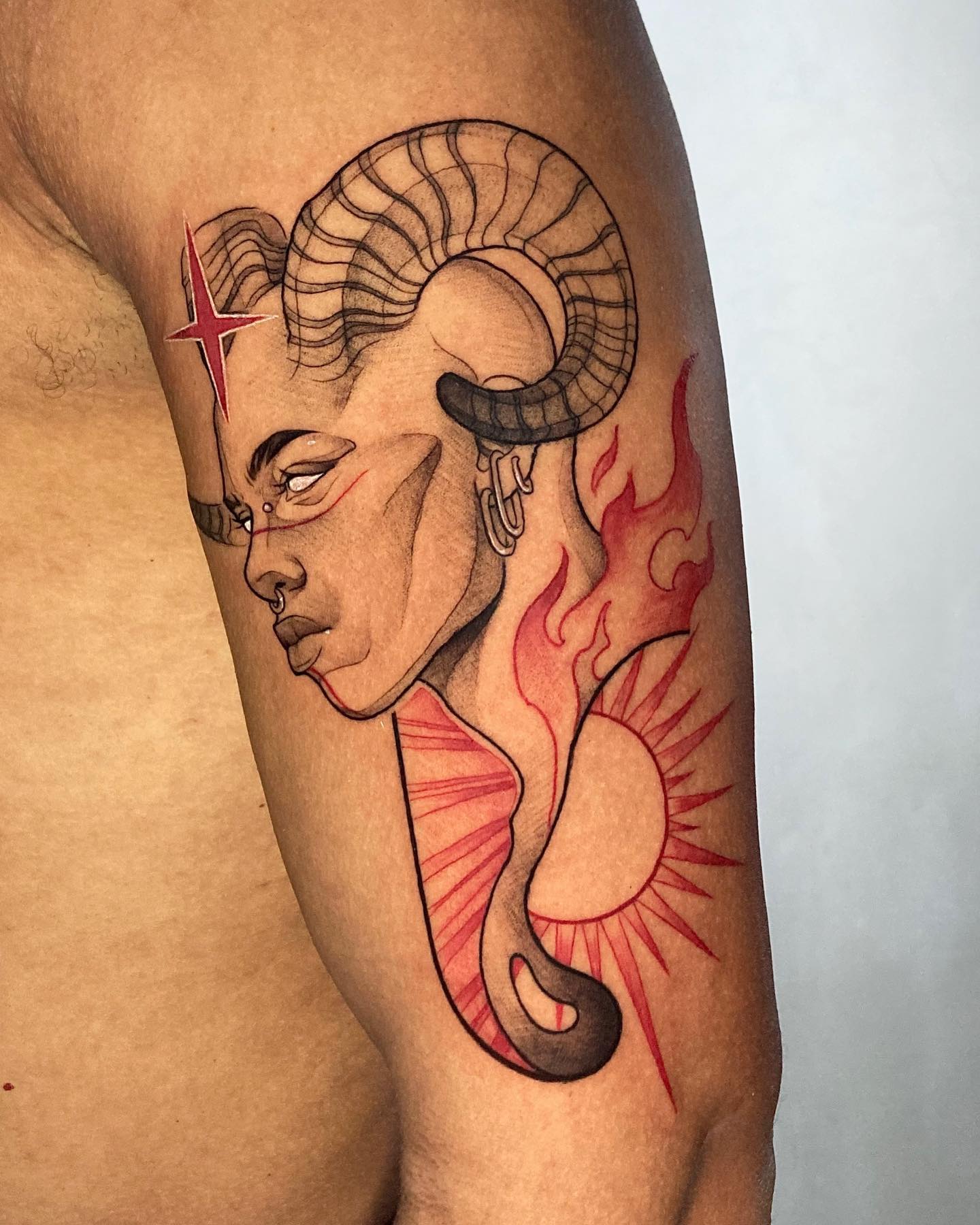 Tatuaje de Aries Negro y Rojo
