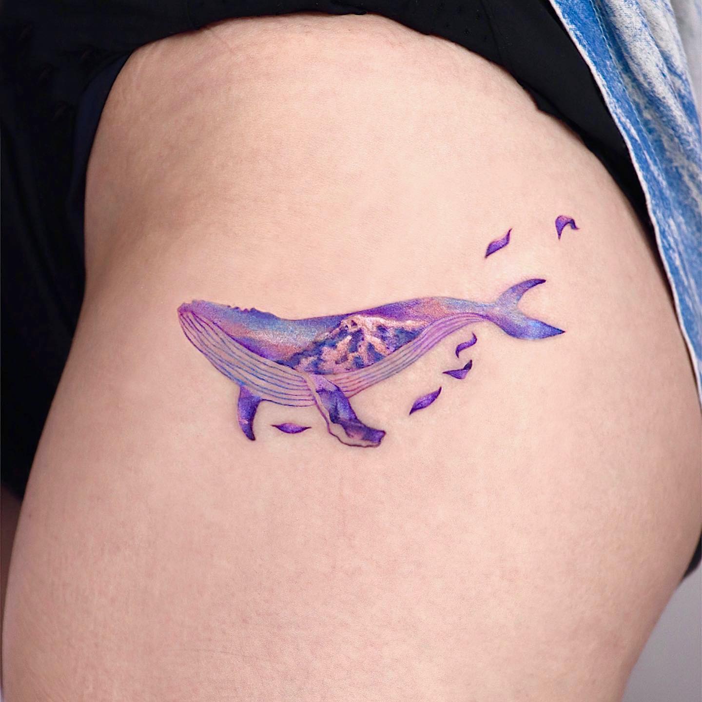 Tatuaje de cadera de ballena morada