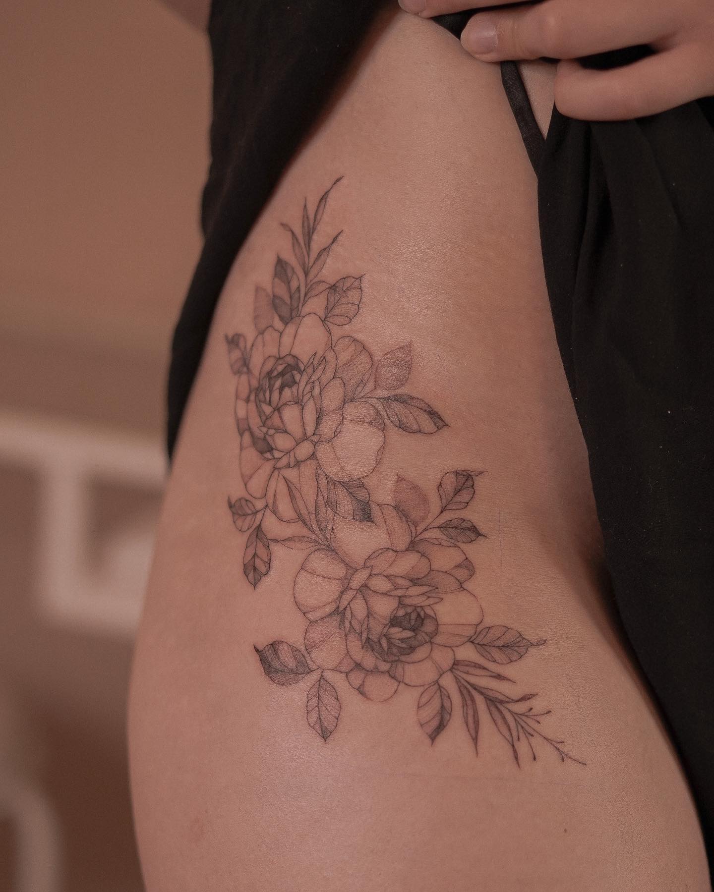 Tatuaje de cadera de flores femeninas.