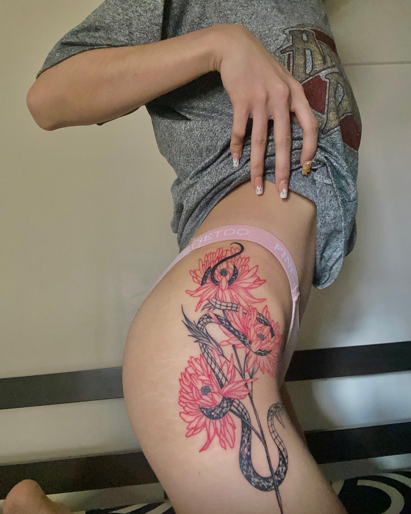 Tatuaje de Cadera de Serpiente Rosa