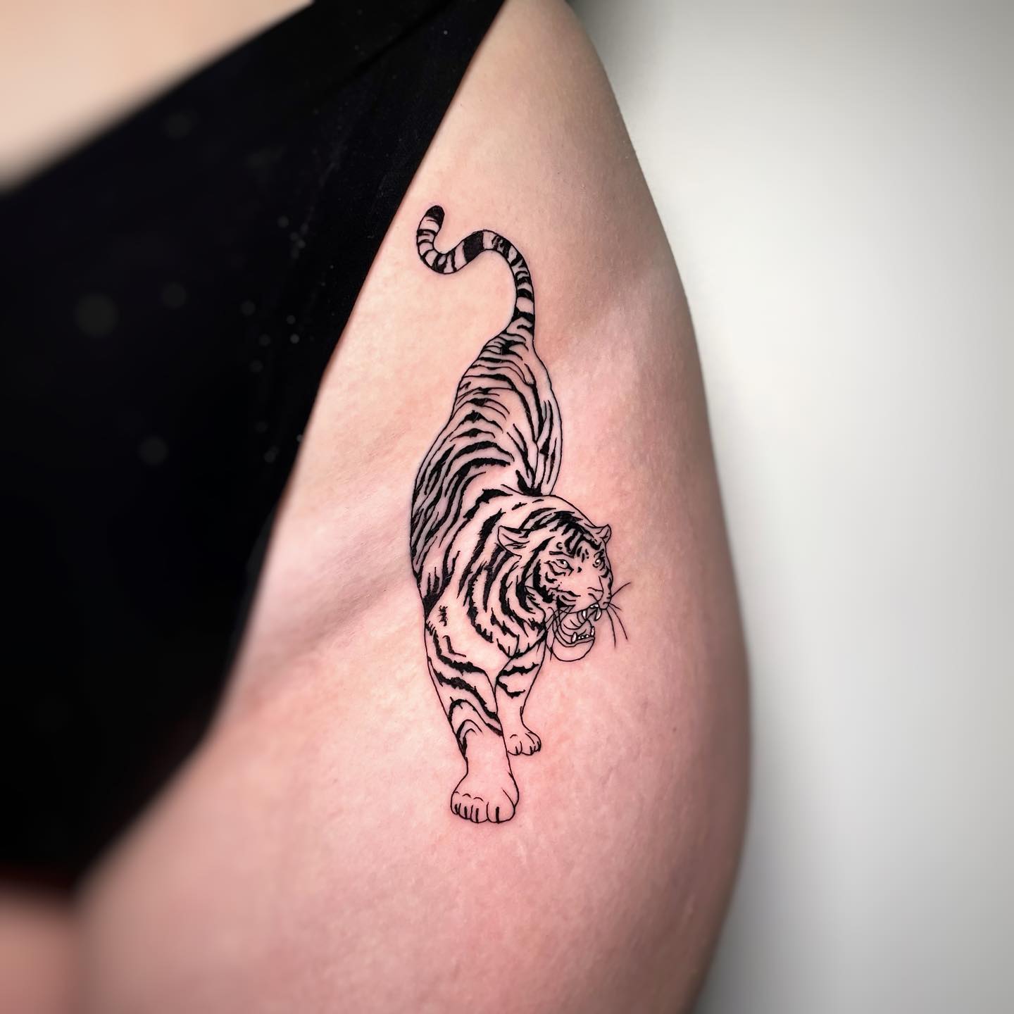Tatuaje de cadera de tigre
