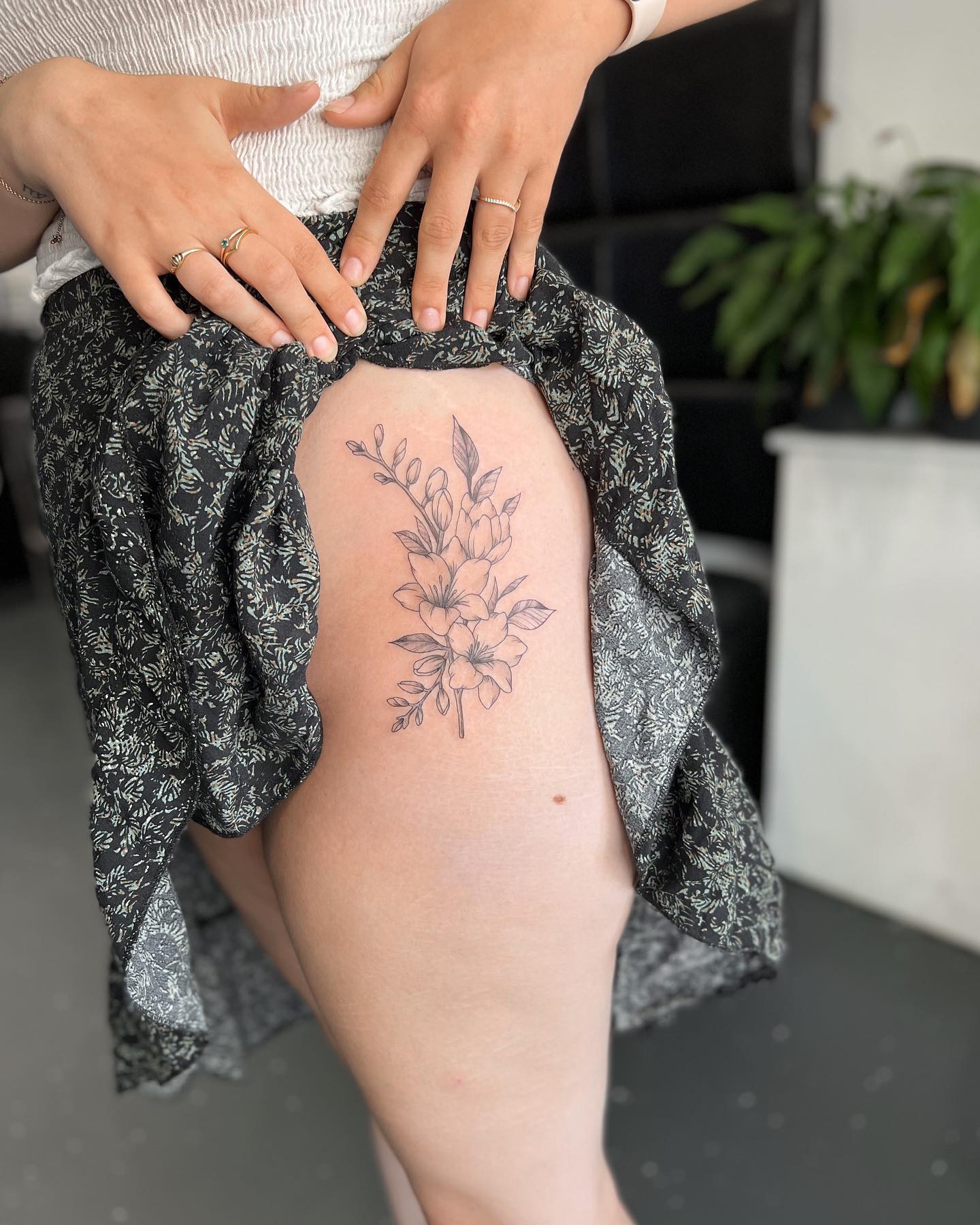 Tatuaje de cadera floral sutil