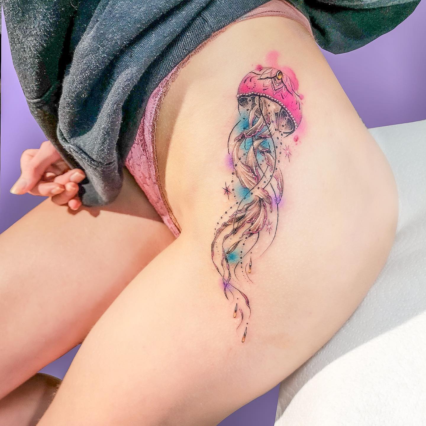 Tatuaje de cadera vibrante y colorido