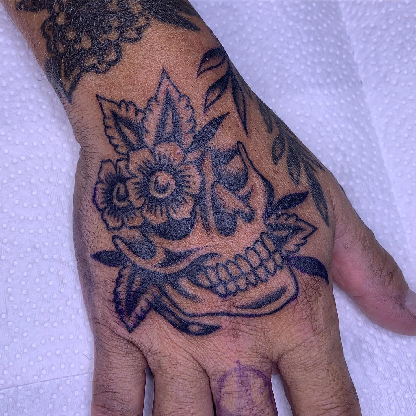 Tatuaje de Calavera Floral en la Mano