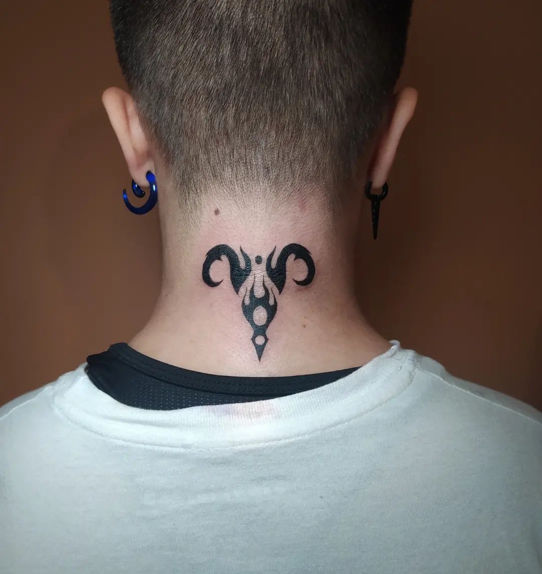 Tatuaje de Carnero en el Cuello Genial