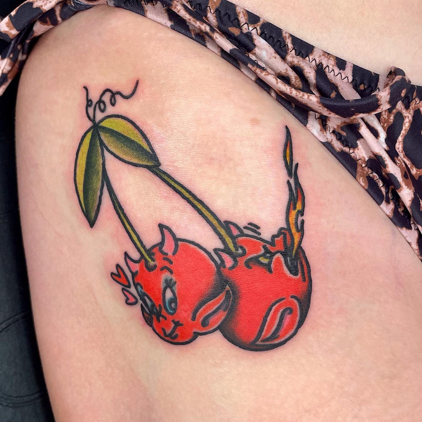 Tatuaje de cereza en la cadera