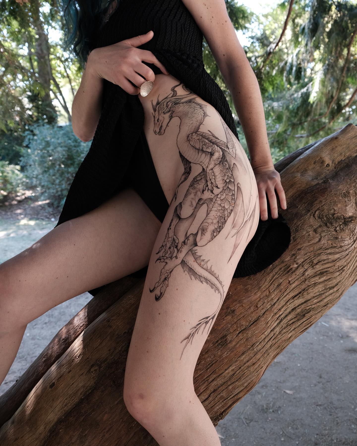 Tatuaje de dragón grande y negro en la cadera