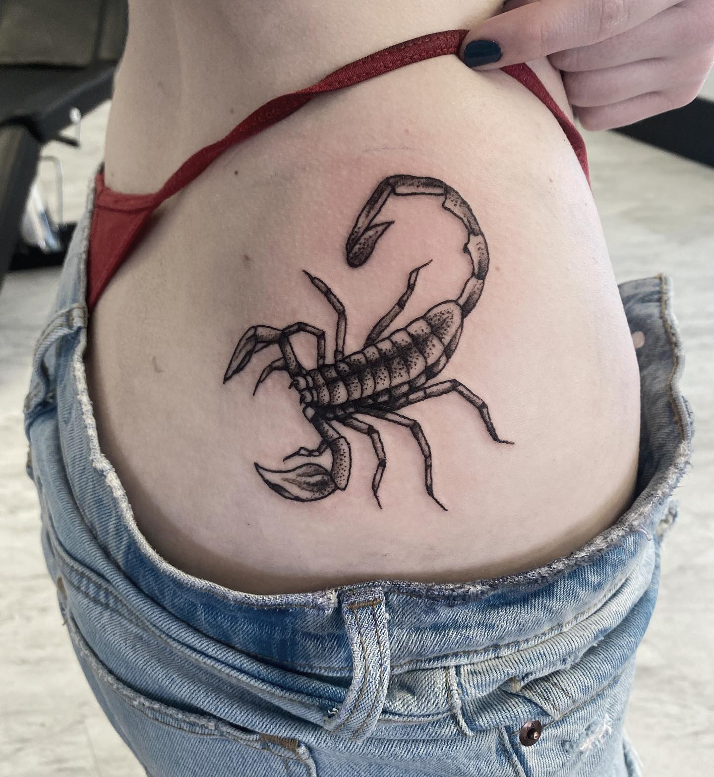 Tatuaje de Escorpio en la Cadera