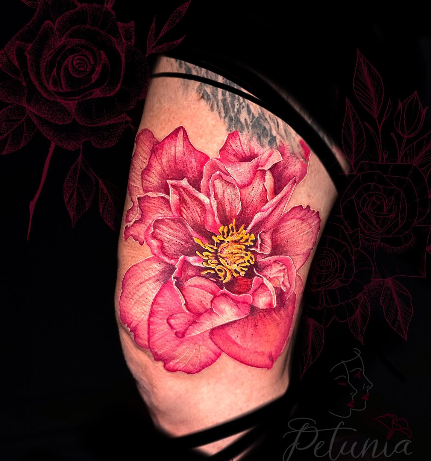 Tatuaje de flor rosa por encima de la rodilla.