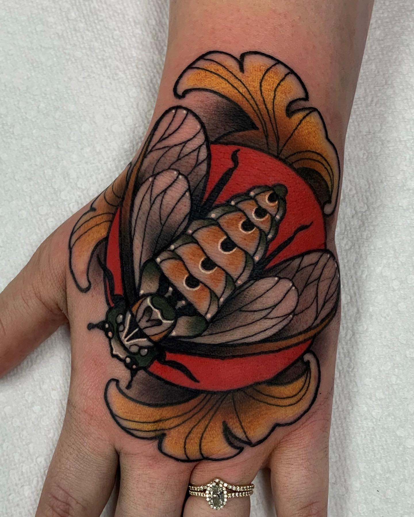 Tatuaje de insecto en la mano.