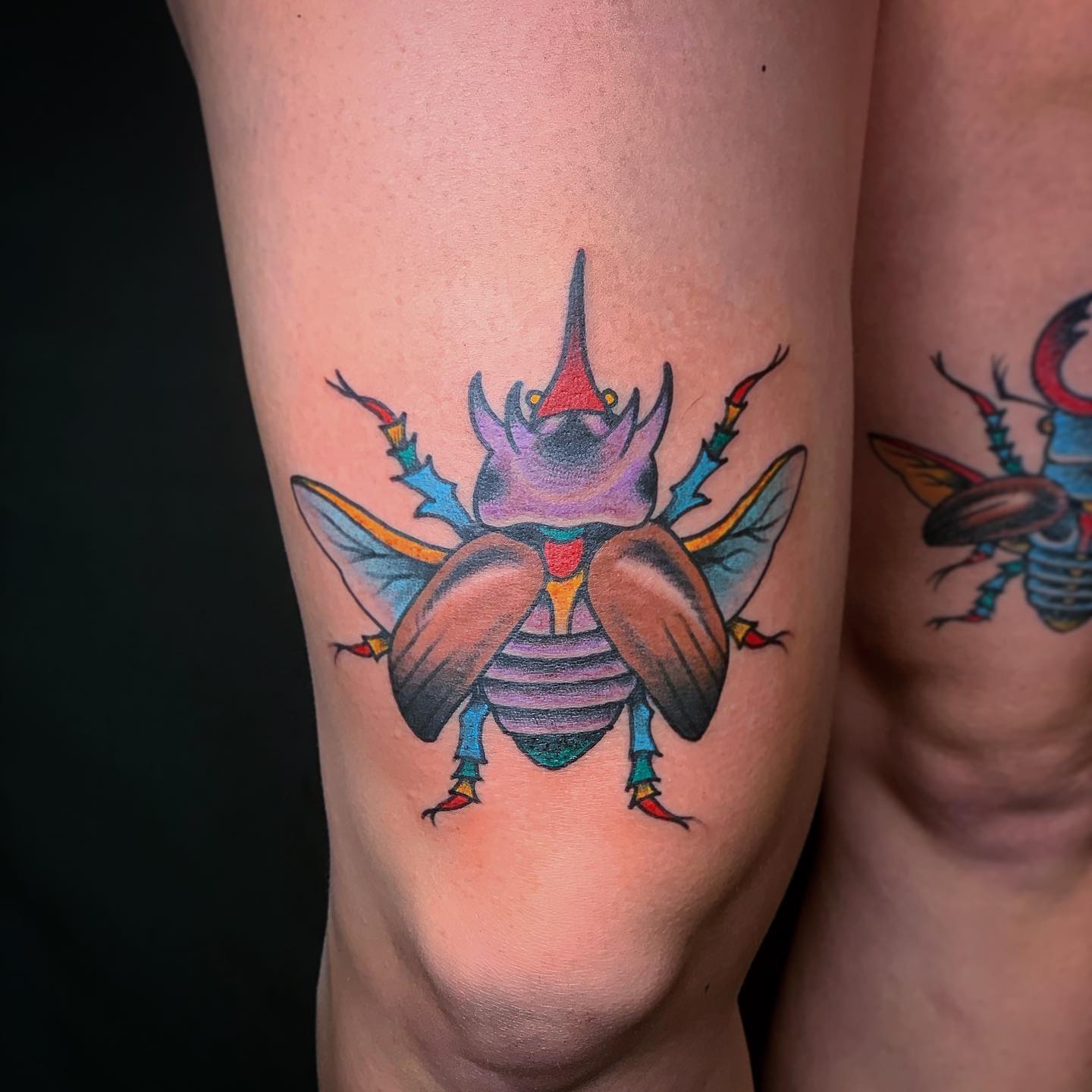 Tatuaje de insecto encima de la rodilla