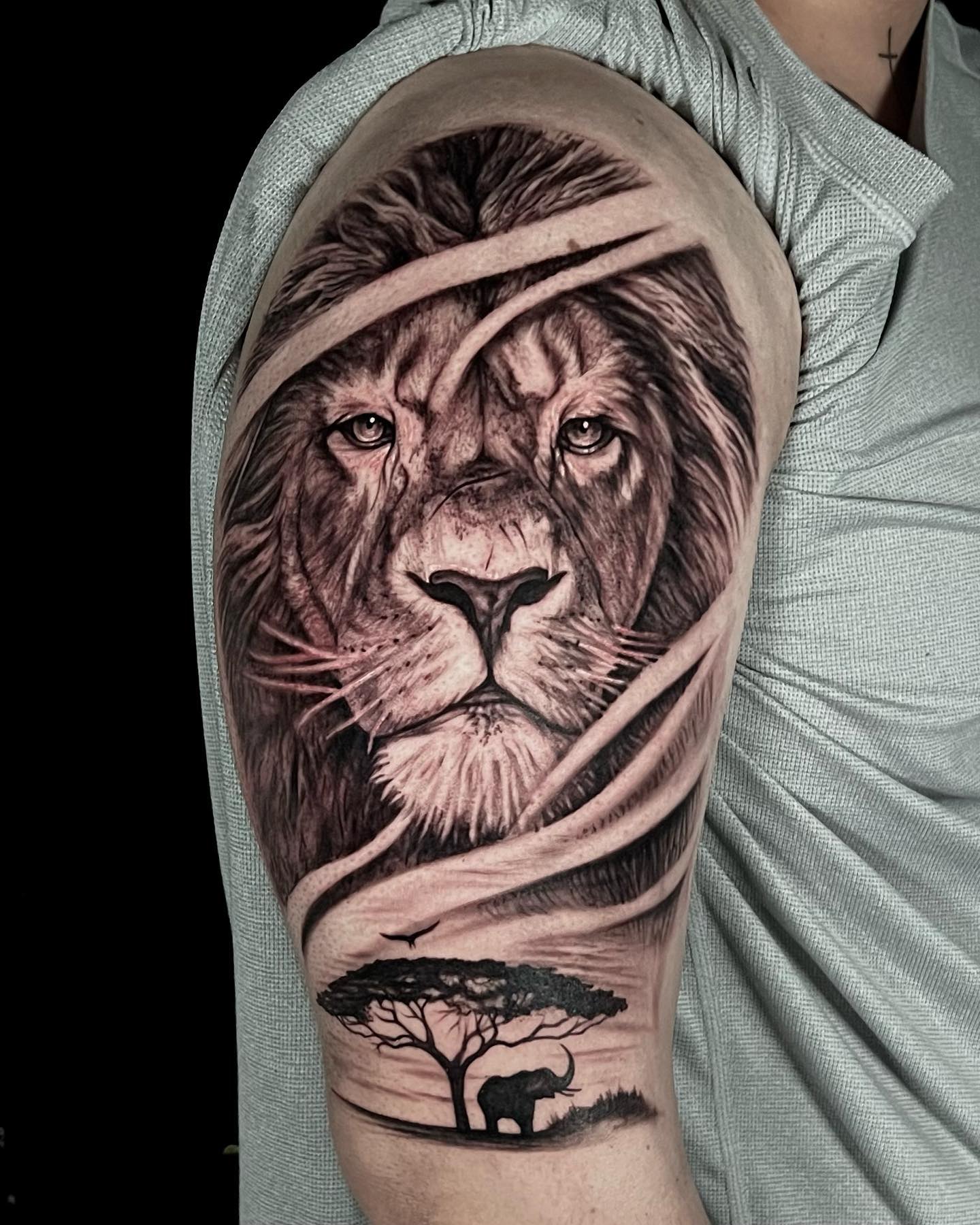 Tatuaje de león en el hombro