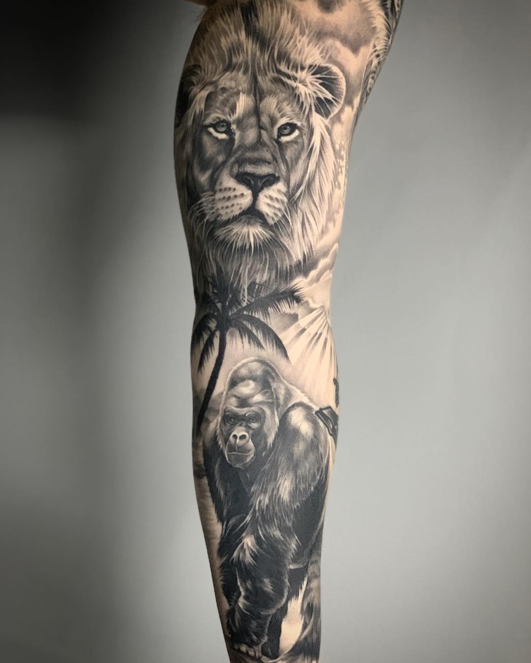 Tatuaje de león en la manga