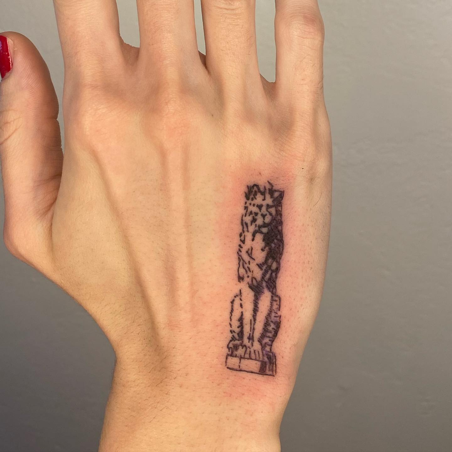 Tatuaje de León Grave en la Mano