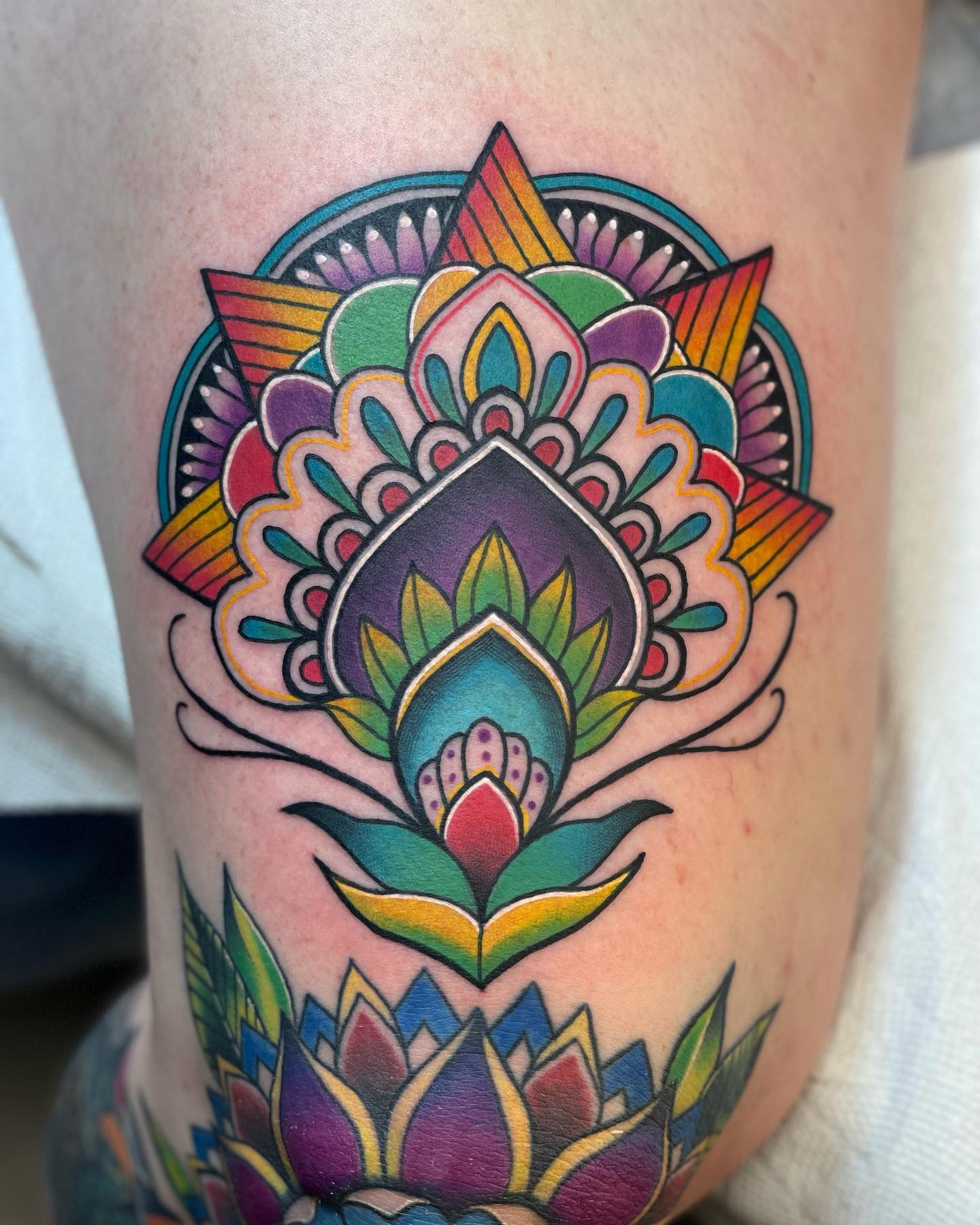 Tatuaje de Mandala Colorido Encima de la Rodilla