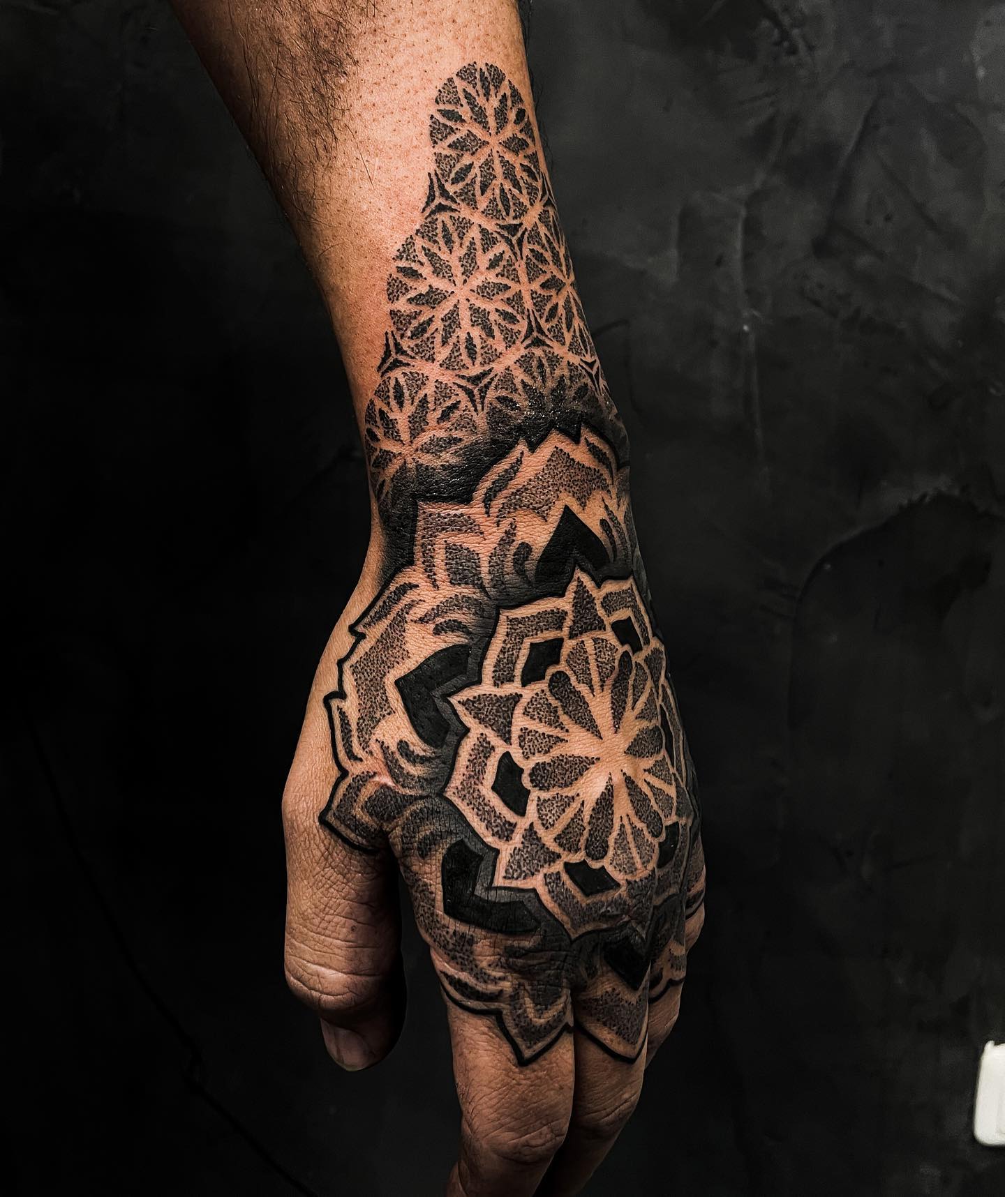 Tatuaje de Mandala Dotwork en la Mano.