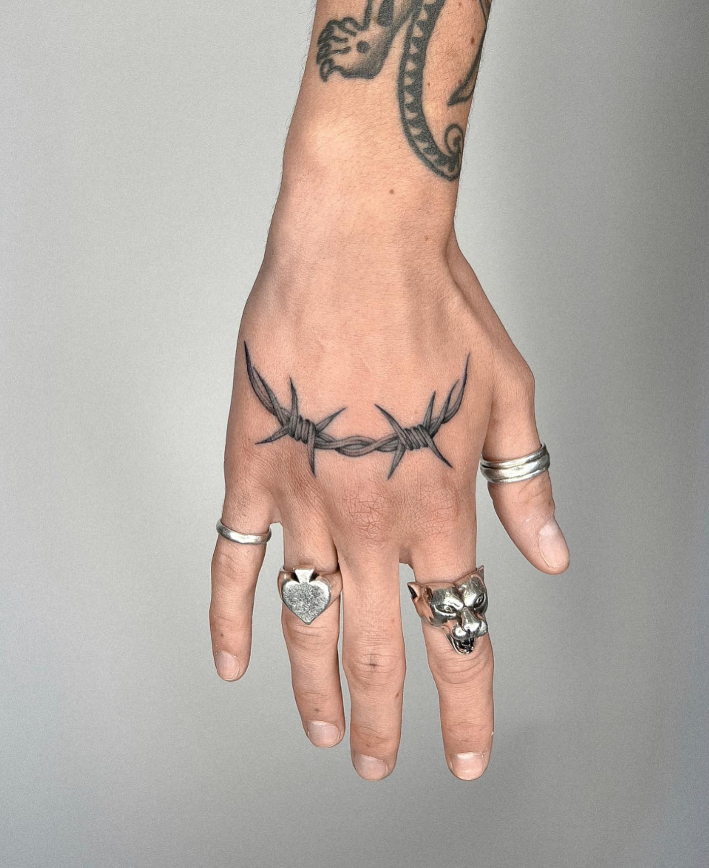Tatuaje de mano de alambre de púas.