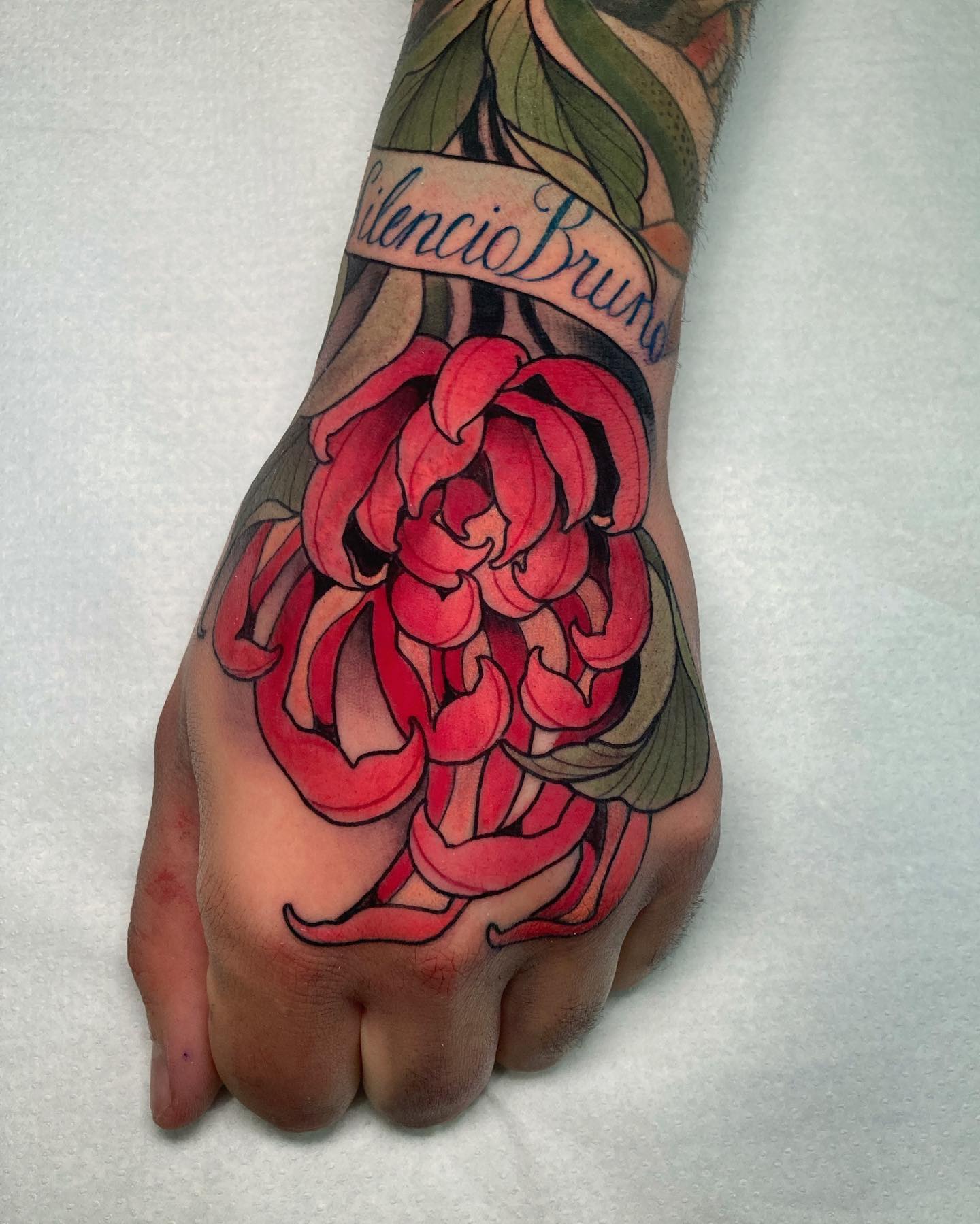 Tatuaje de mano de crisantemo