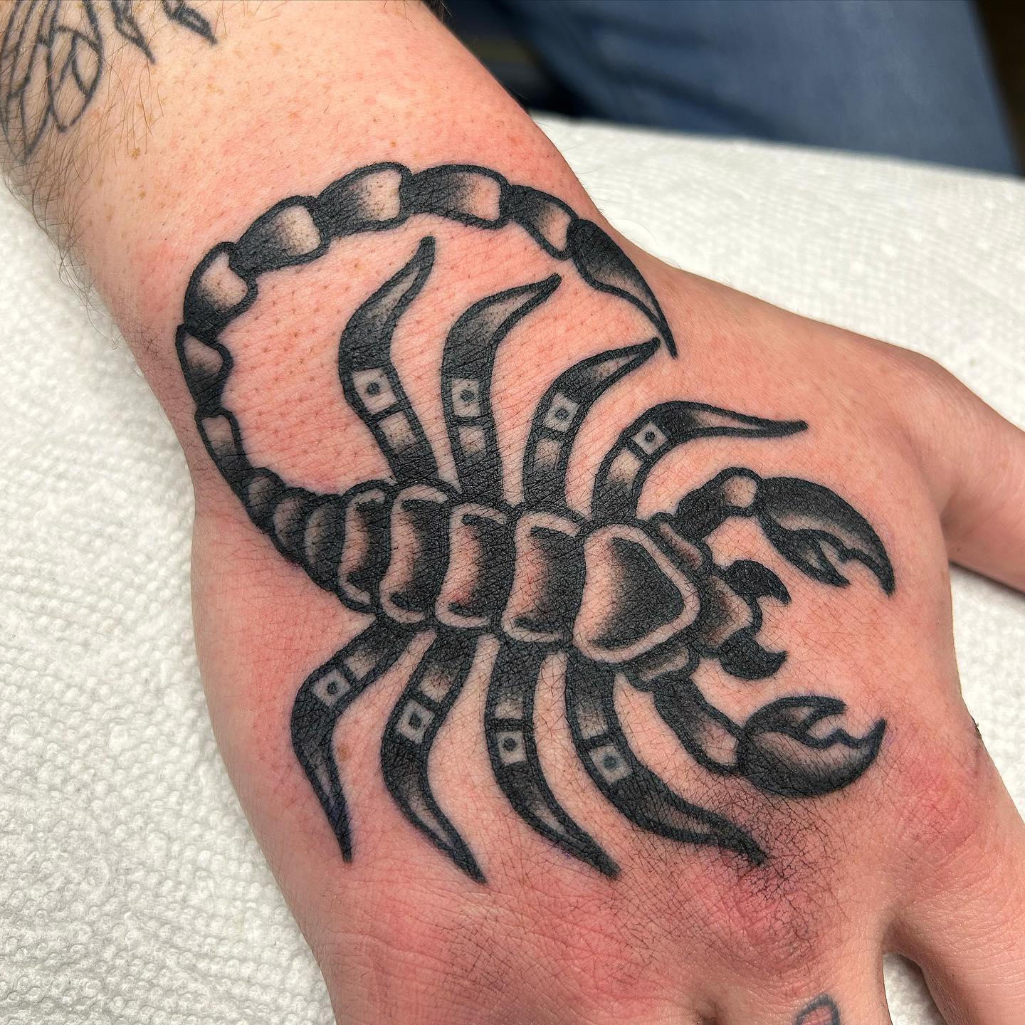 Tatuaje de mano de escorpión