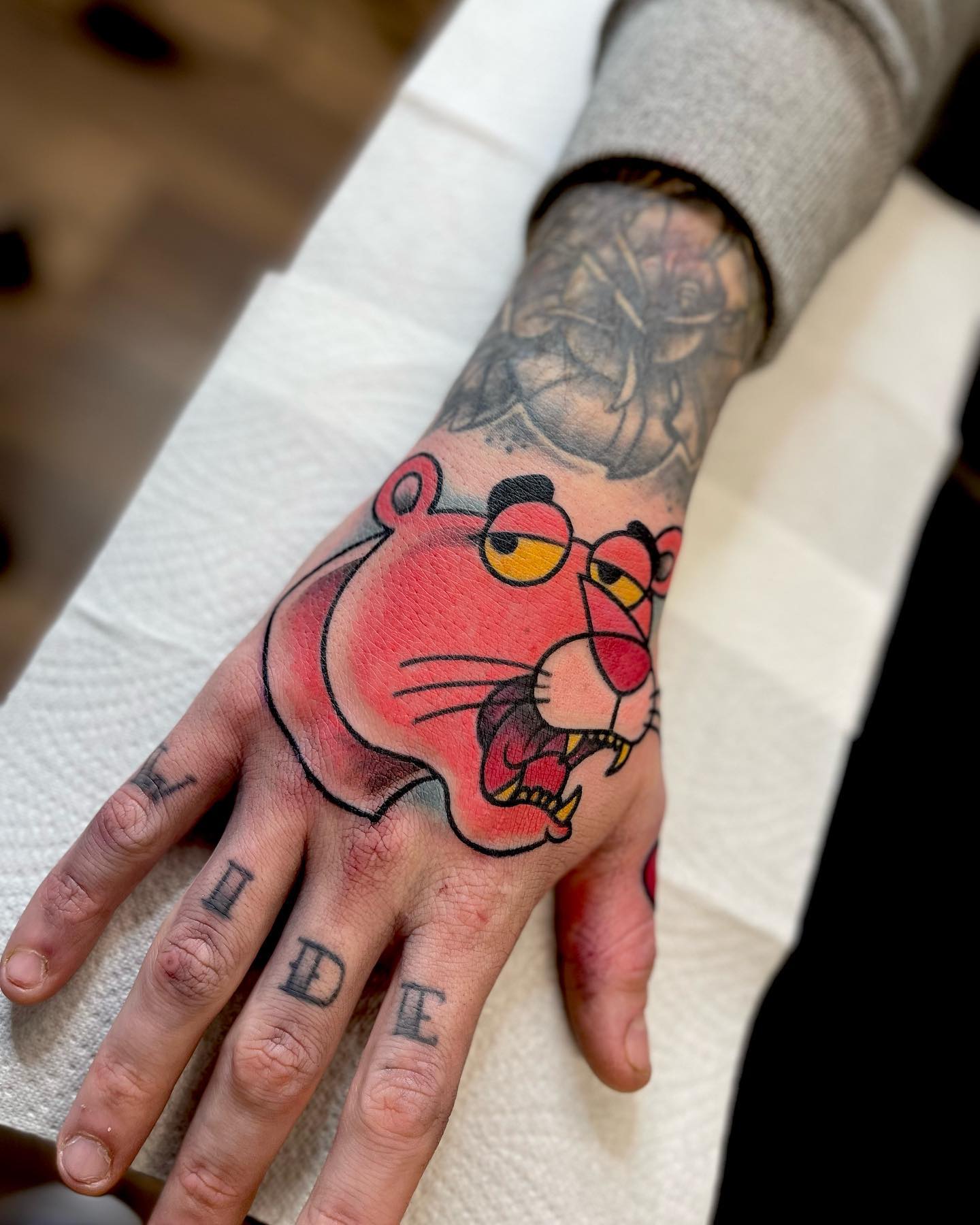 Tatuaje de mano de la Pantera Rosa