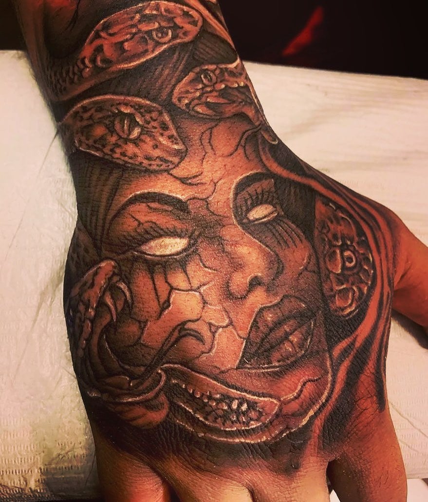 Tatuaje de Mano de Medusa