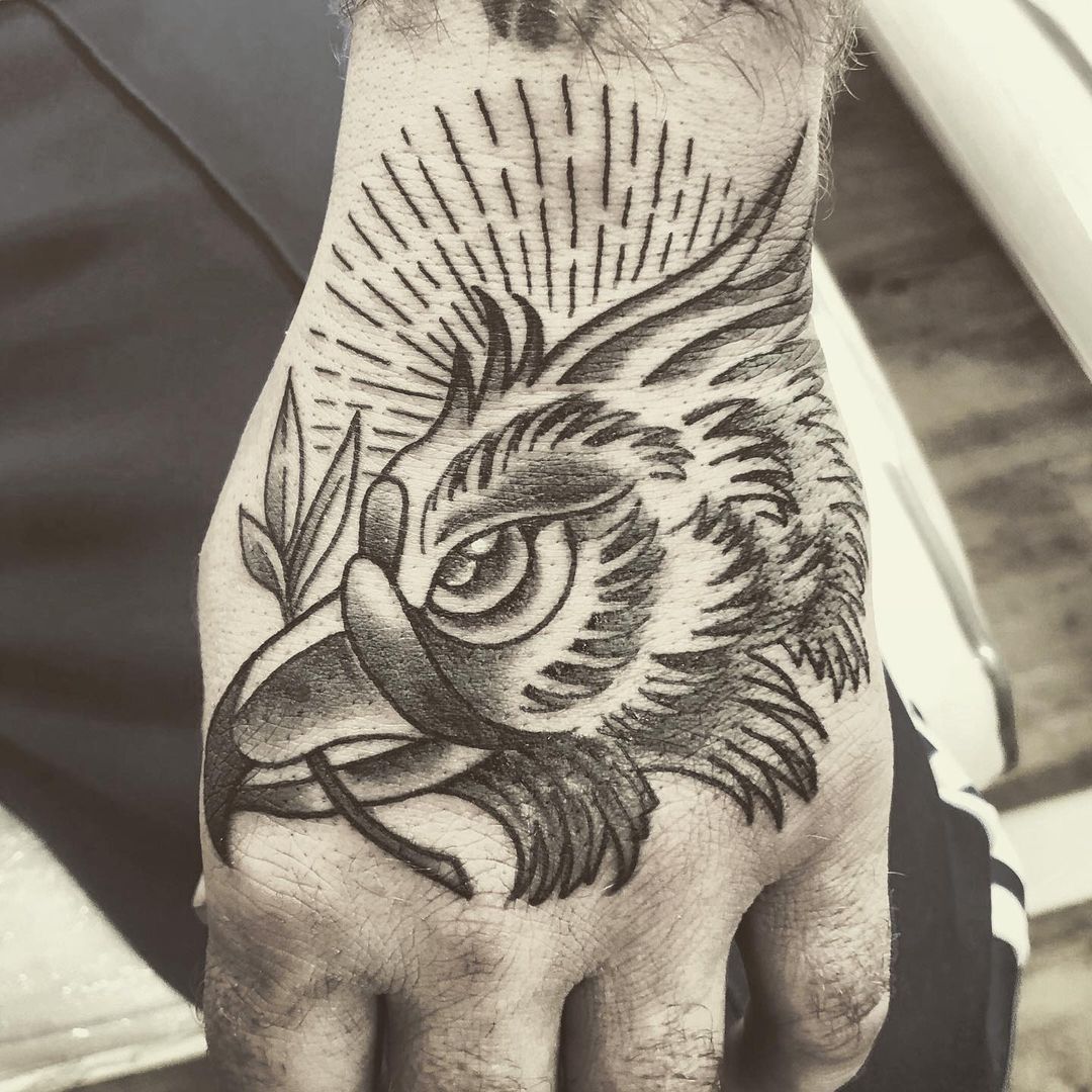 Tatuaje de mano de pájaro.