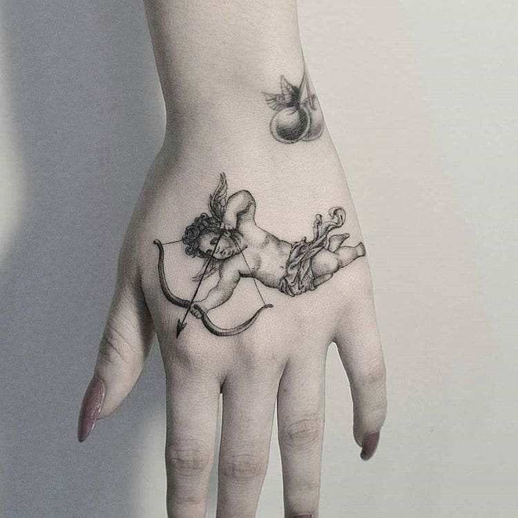 Tatuaje de mano de querubines