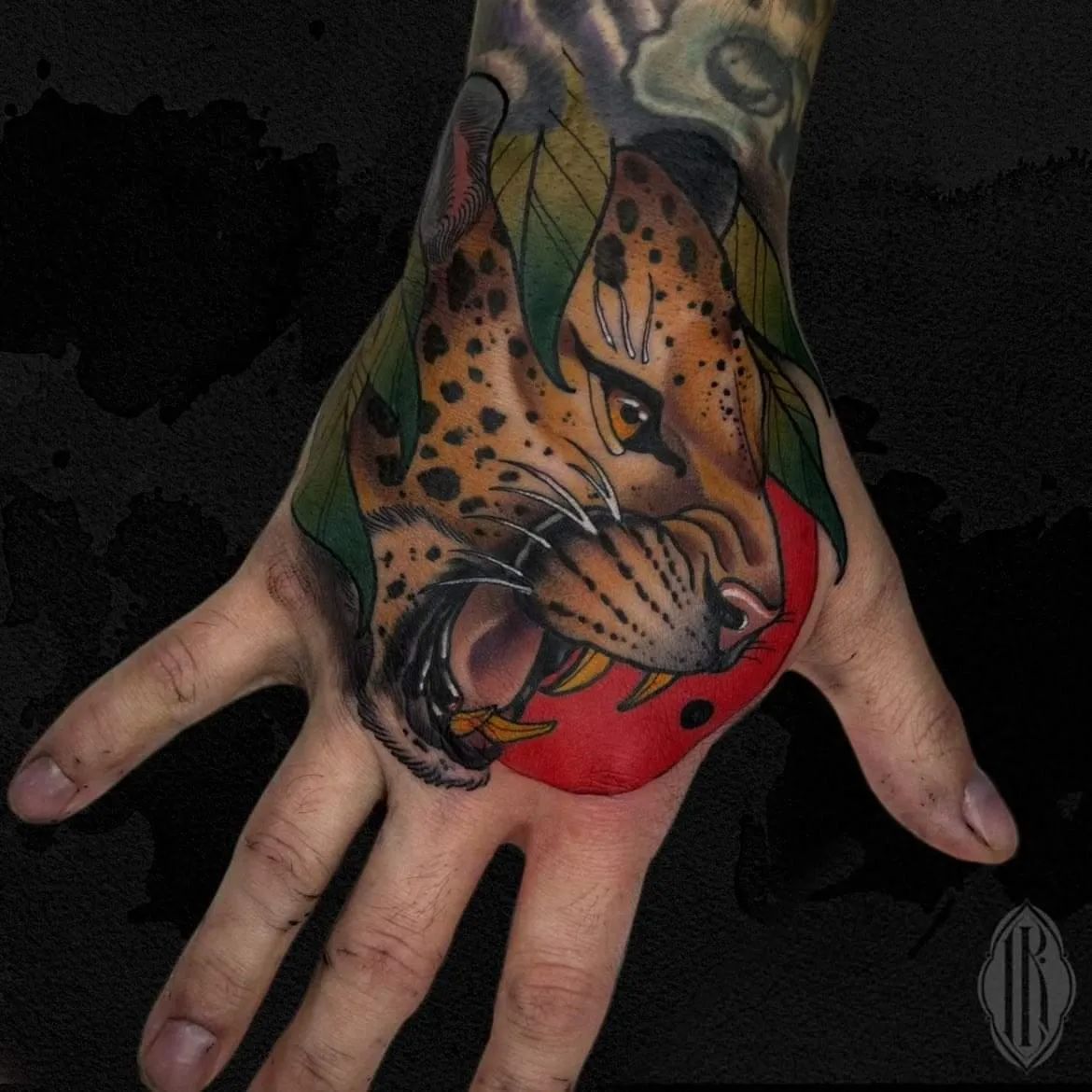 Tatuaje de mano de tigre colorido