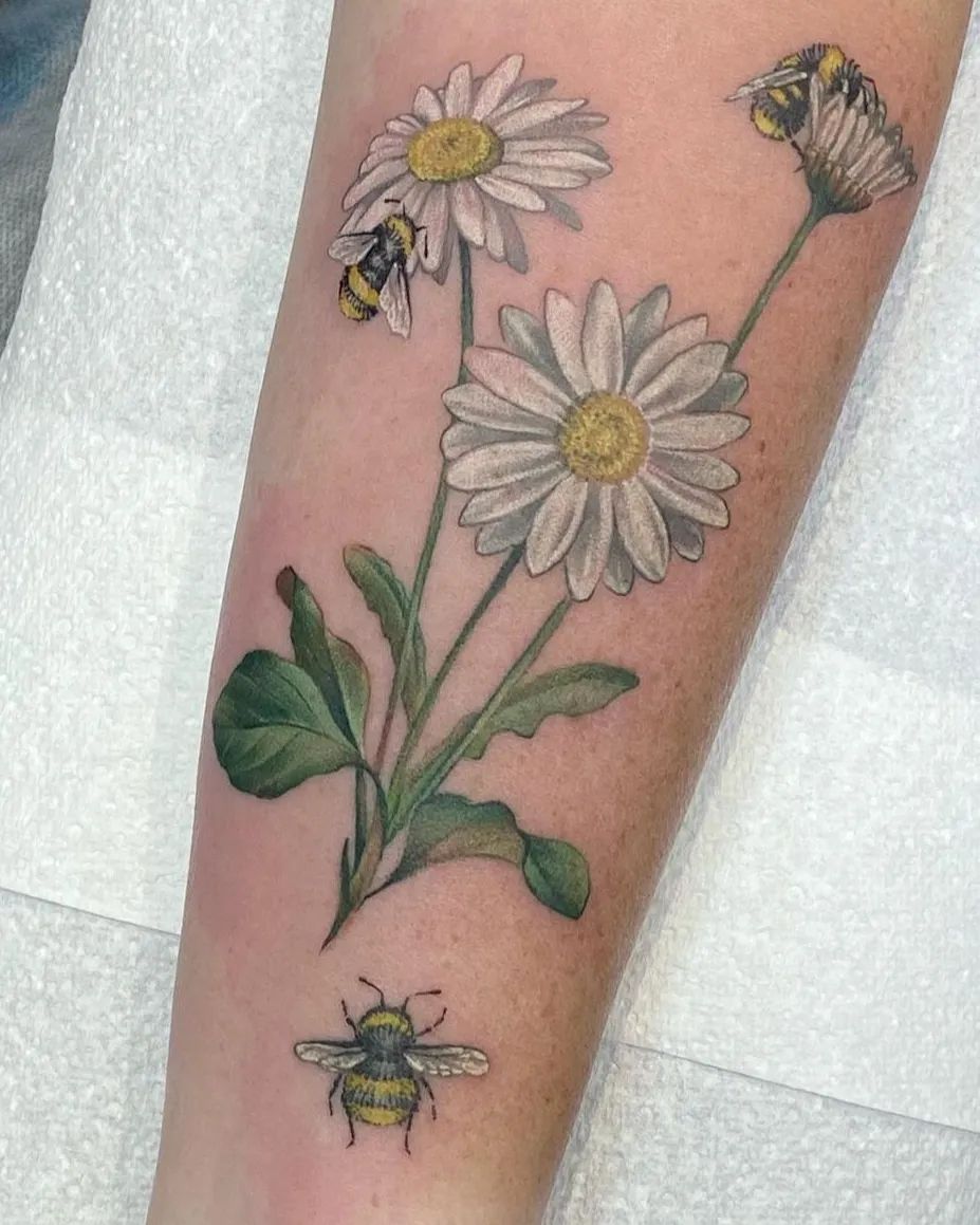 Tatuaje de margarita con abejas