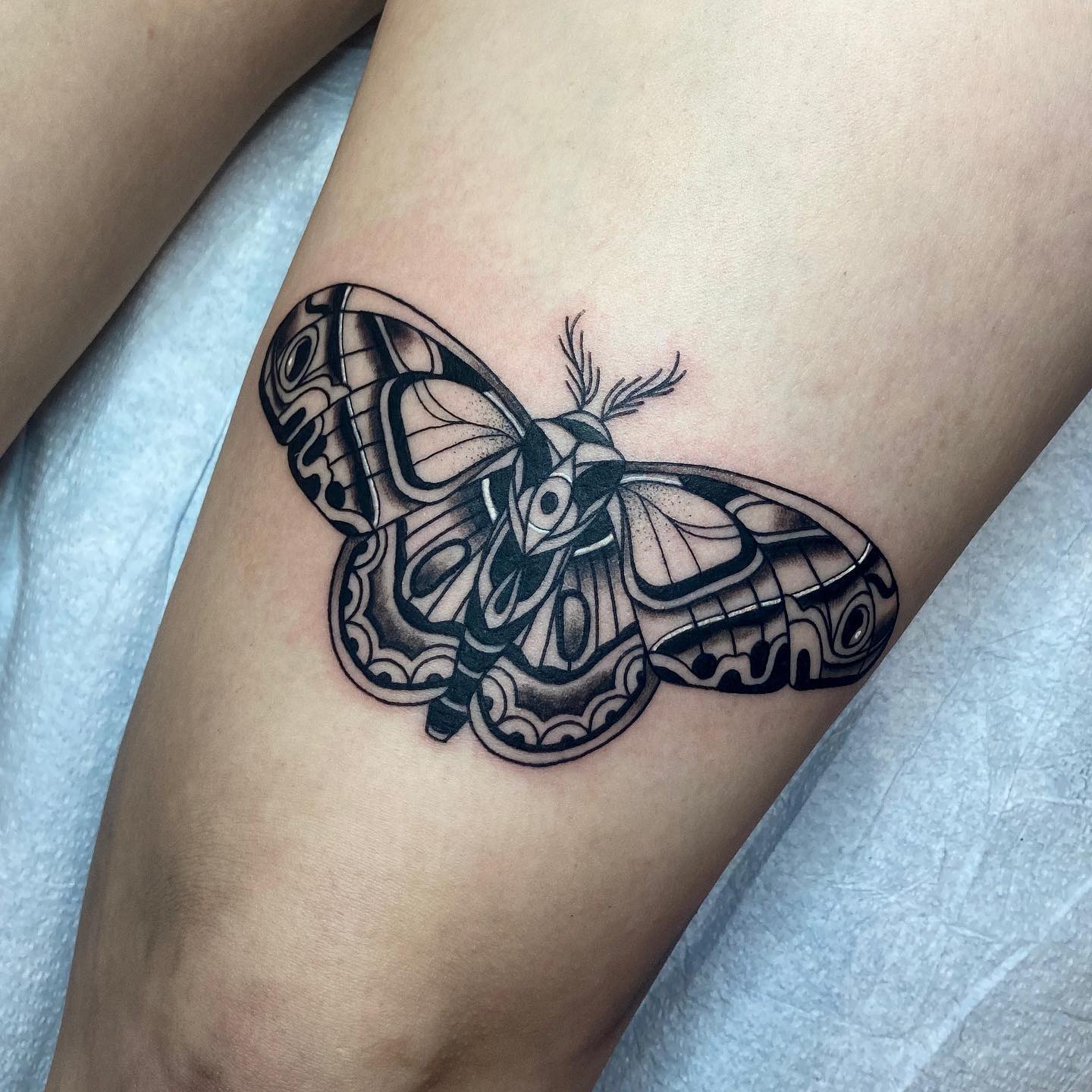 Tatuaje de Mariposa con Tinta Negra encima de la Rodilla