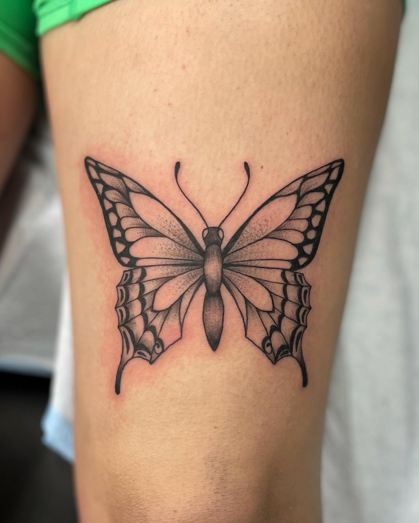 Tatuaje de mariposa encima de la rodilla