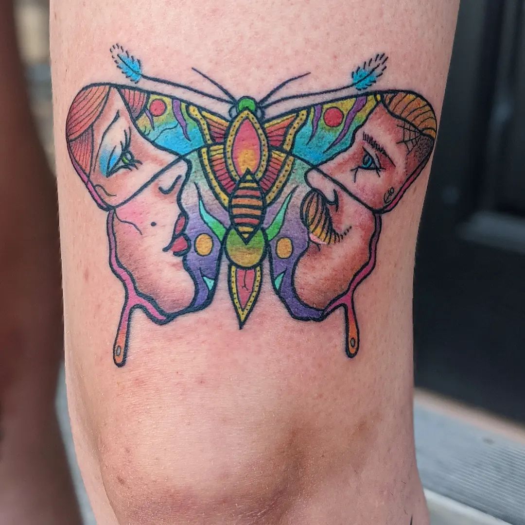 Tatuaje de mariposa monarca por encima de la rodilla.