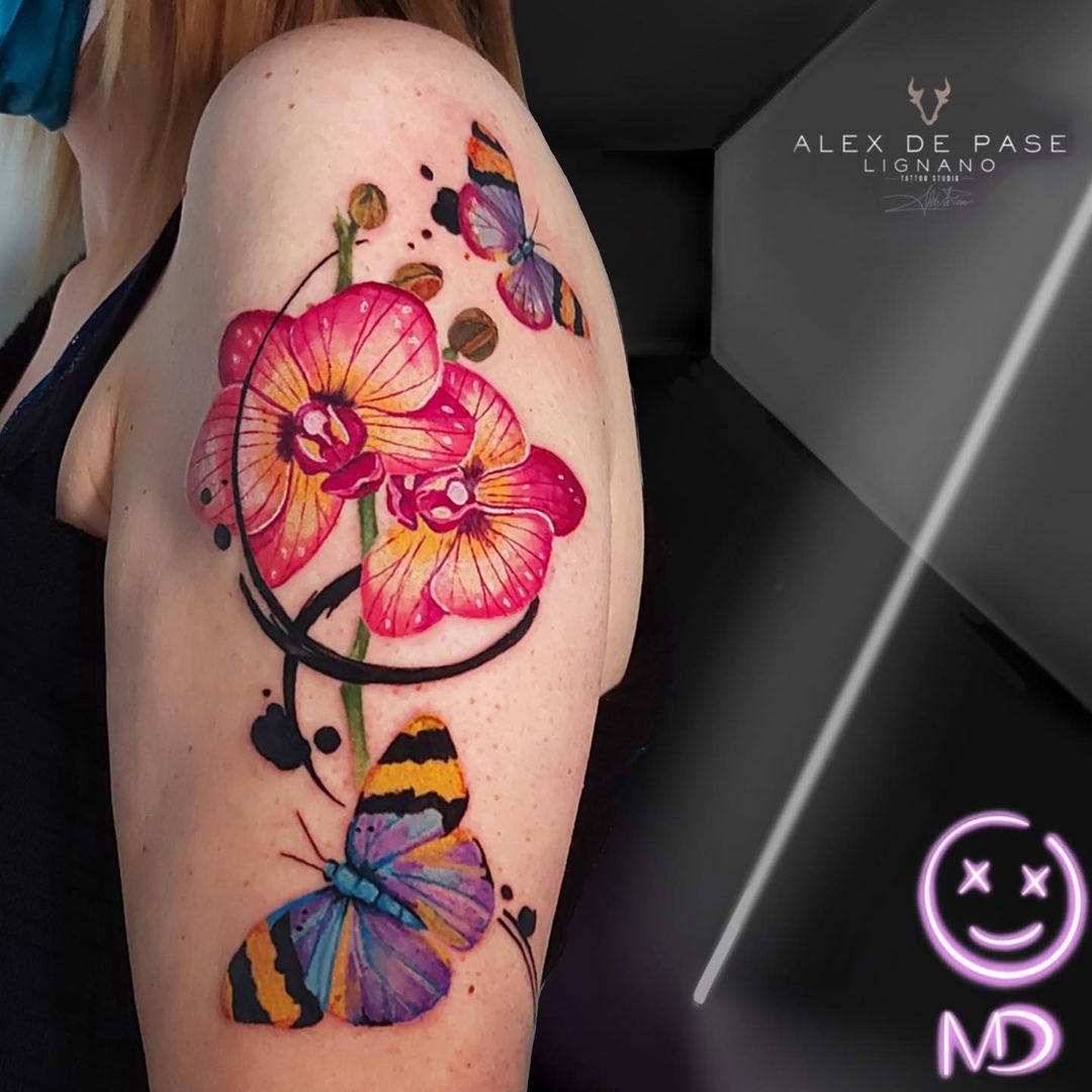 Tatuaje de Orquídea Colorido en el Hombro para Mujeres