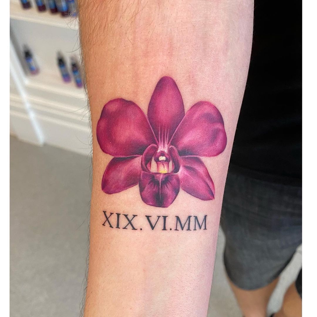 Tatuaje de Orquídea con una Fecha