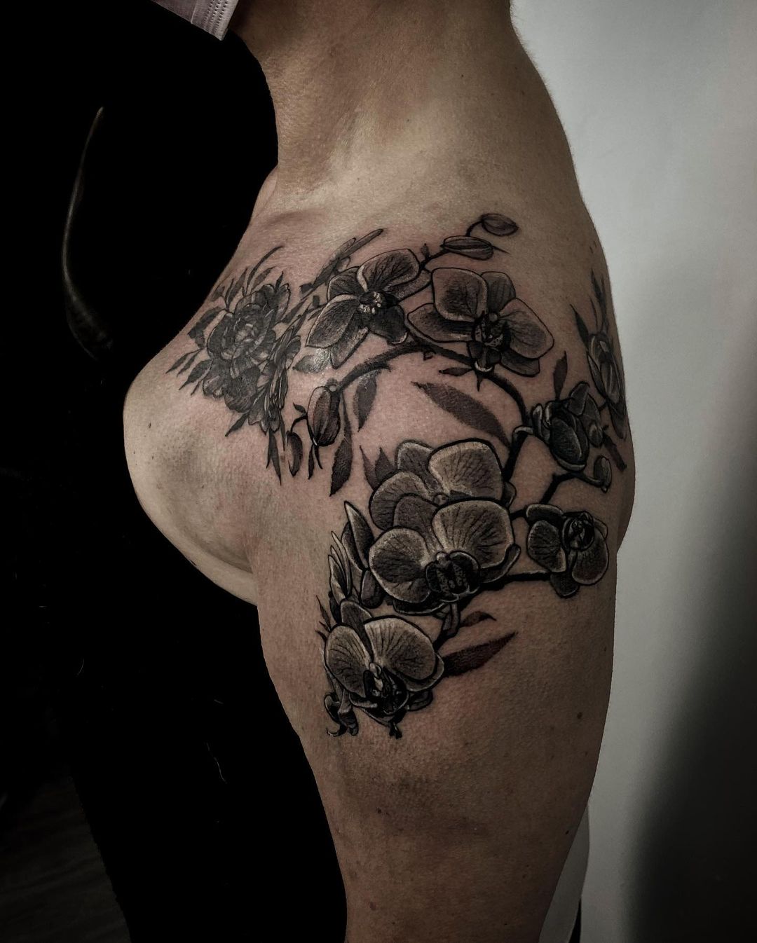 Tatuaje de Orquídea de Hombro