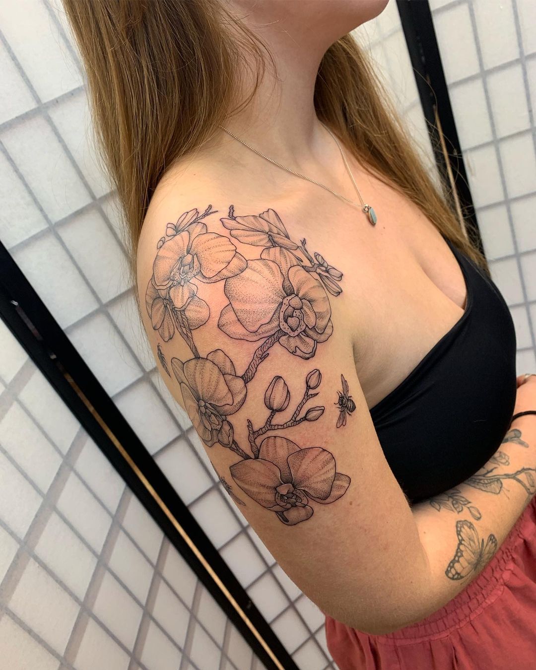 Tatuaje de orquídea de media manga